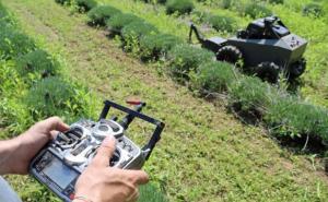 FOTO: AA / Nikola Lukičić osmislio poljoprivrednog robota